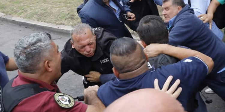 Golpearon a Sergio Berni en la protesta de choferes de colectivos por el asesinato de un conductor en La Matanza