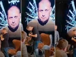 El momento exacto en el que el bloguero ruso recibe la “estatuilla bomba” minutos antes de que explote