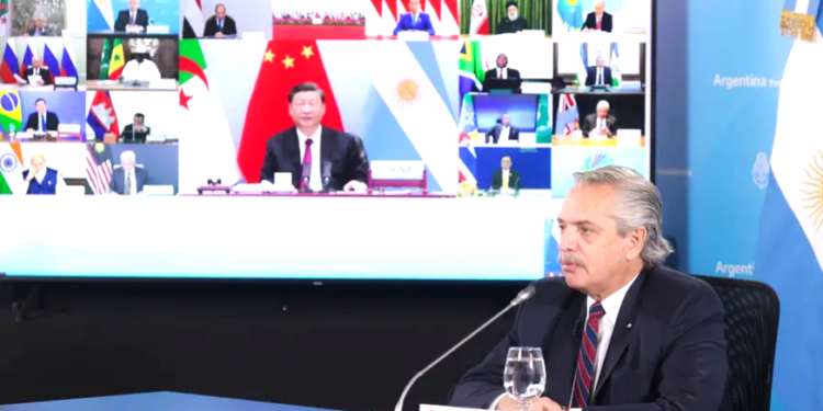 En medio de la indiferencia kirchnerista y los cuestionamientos de la oposición a los BRICS, Fernández se focaliza en la agenda internacional