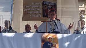 “No hay bolsillo que alcance”, reclamó García Cuerva en la homilía por San Cayetano