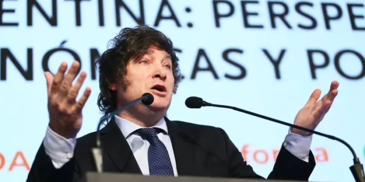 Elecciones 2023: Javier Milei se concentra en la campaña y habilita a sus laderos a tender puentes con las corporaciones