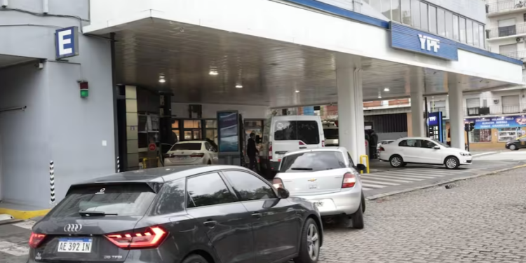 Luego del desabastecimiento de nafta y gasoil, los precios de los combustibles aumentaron hasta 10%