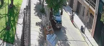 un ladrón la arrastró por la vereda para robarle el teléfono