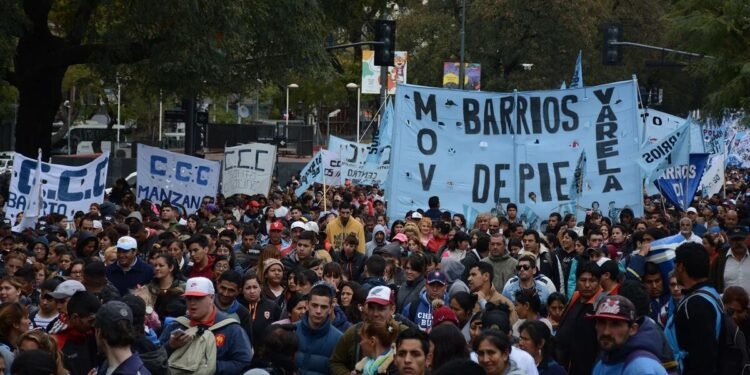 Empezó a regir la norma que habilita al Gobierno a quitarles los planes a los que hagan piquetes o cometan vandalismo