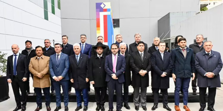 Unos 15 gobernadores firmaron un compromiso por el esclarecimiento del atentado a la AMIA