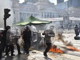 Máxima tensión fuera del Congreso