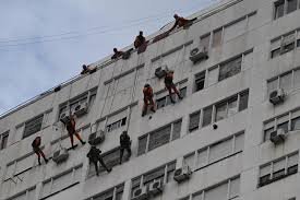 dramático traslado de una pareja atrincherada que amenazó con arrojarse de un piso 20