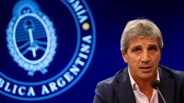 El ministro Luis Caputo confirmó que dialogan con el FMI para sellar un nuevo acuerdo