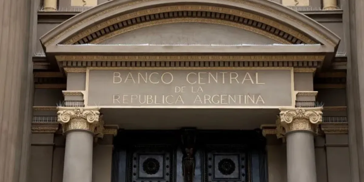 El Banco Central flexibilizó el acceso al dólar oficial para un grupo particular