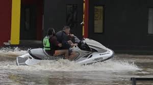 El joven que rescató a cuarenta personas de la inundación de Bahía Blanca en una moto de agua