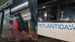 atacaron con piedras a los colectivos de la empresa que no adhirió al paro