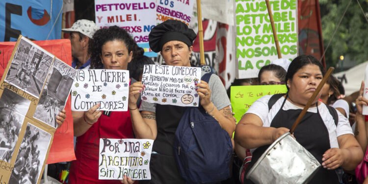 Fallo judicial contra Pettovello: Alimentos se repartirán en la feria.