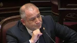 Luis Juez critica una “expresión” de Caputo y le puso un freno.