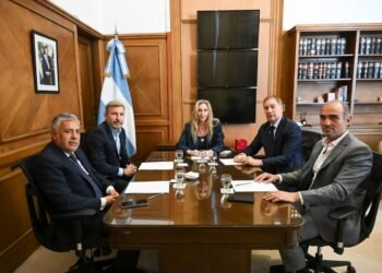 Los gobernadores intensifican sus demandas de obras públicas en medio de las negociaciones de reforma política.