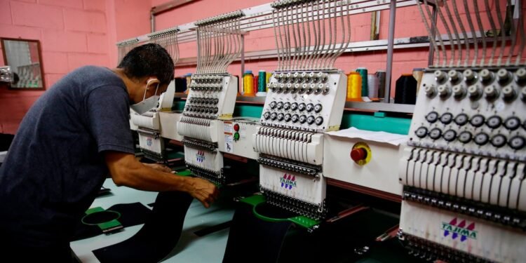 Crisis en la industria textil: la producción decrece un 33% y la mayoría de las máquinas están inactivas