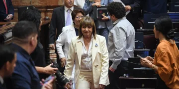 Duelo en el oficialismo: Patricia Bullrich desafía la estrategia de Karina Milei en el Congreso y profundiza la interna.