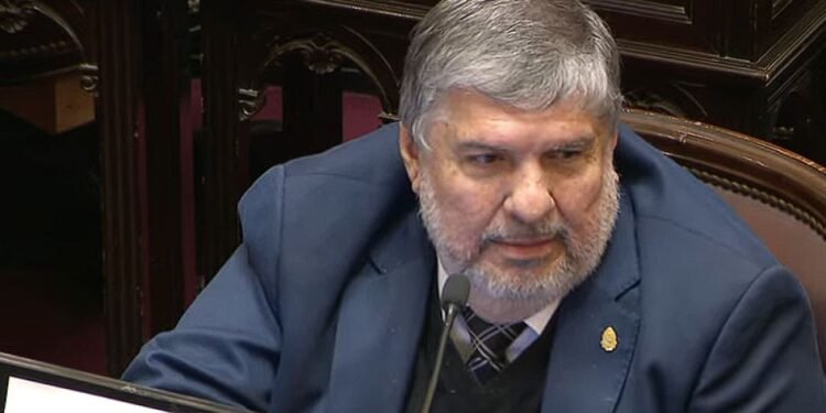 Cambio de banca en el Senado: Fernández Sagasti se aleja de Mayans
