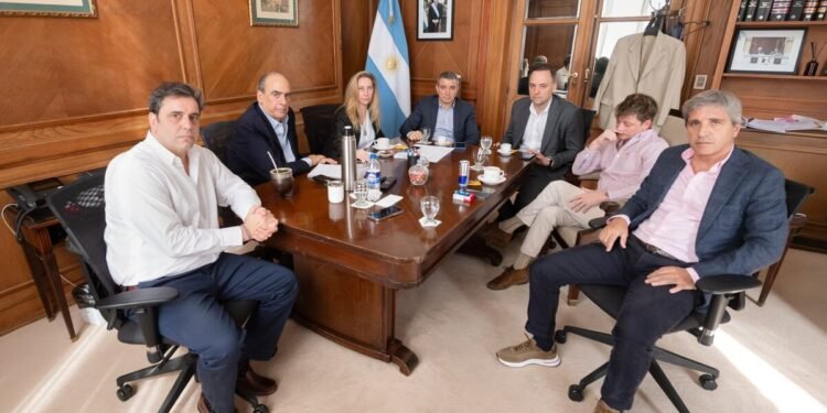 Reunión política: Tras la escenificación de una tensa tregua, Santiago Caputo y Martín Menem se reencuentran sin Javier Milei