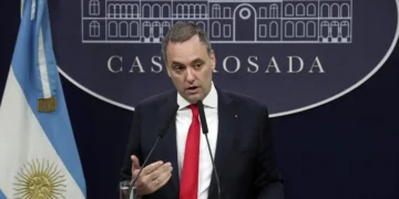 Detalles sobre el régimen de seguridad vigente mencionado por Adorni respecto a la protección de familiares de funcionarios