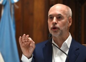 A días de ser padre, Rodríguez Larreta intercambia figuritas en Parque Rivadavia