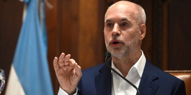 A días de ser padre, Rodríguez Larreta intercambia figuritas en Parque Rivadavia