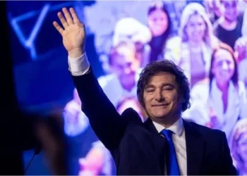 Milei y el ministro de Justicia, Juan Bautista Mahiques celebran la aprobación de los pliegos de jueces, a pesar de la inclusión de Michelli