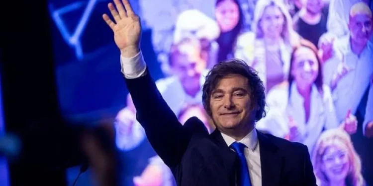 Milei y el ministro de Justicia, Juan Bautista Mahiques celebran la aprobación de los pliegos de jueces, a pesar de la inclusión de Michelli