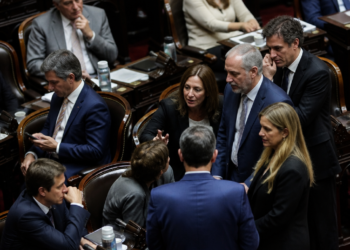 La oposición convoca a sesión especial en Diputados para debatir moción de censura contra Adorni
