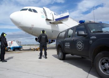 Aumento en las tasas aéreas eleva los costos de viajar en el país
