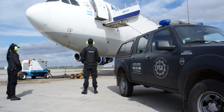 Aumento en las tasas aéreas eleva los costos de viajar en el país