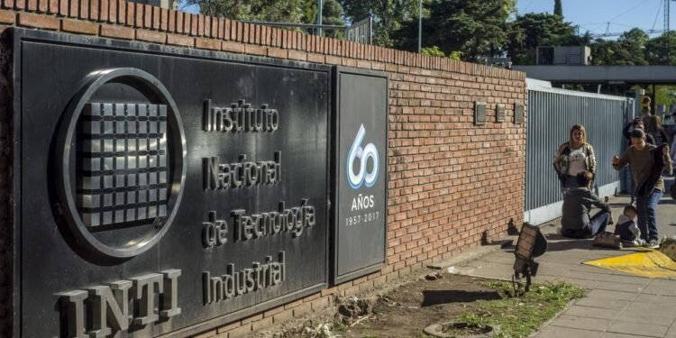 Trabajadores del INTI organizan un ruidazo contra el ‘lockout libertario’