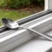 Beneficios de colocar una cuchara en la ventana y su recomendación