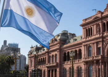 El riesgo país argentino inicia la semana a la baja