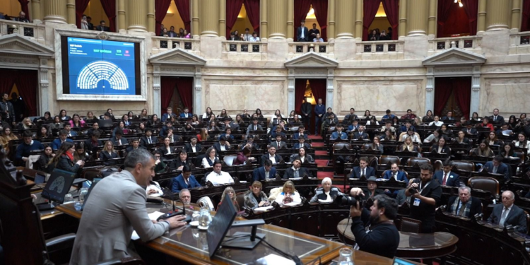 Estudiantes universitarios debaten en Diputados sobre ludopatía mientras se retrasa iniciativa en el Senado