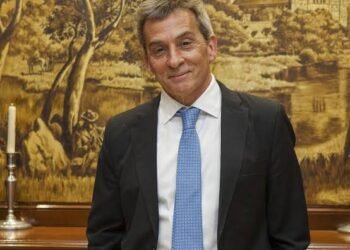 Perspectivas Políticas y Económicas: Hacia el 2027