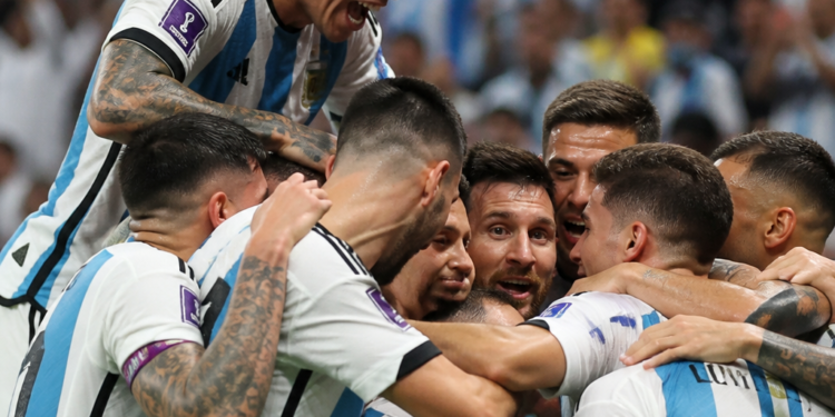 La selección argentina asombró al mundo al vencer a Inglaterra y se acerca a otro título mundial