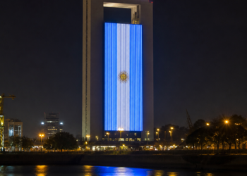 La Torre Macro despliega nuevamente la bandera argentina