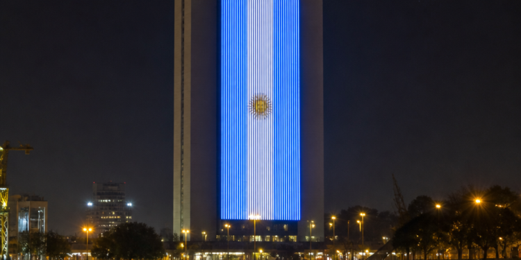 La Torre Macro despliega nuevamente la bandera argentina