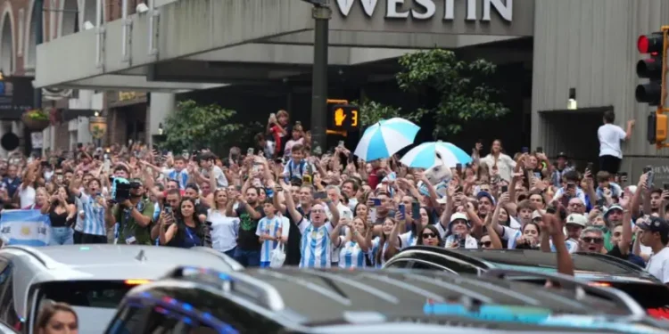Los hinchas argentinos deslumbraron Atlanta con una emotiva caravana