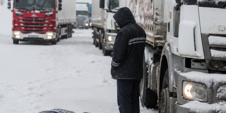 Neuquén: falleció un camionero mientras aguardaba para cruzar a Chile por el temporal de nieve