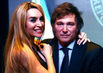 Fátima Florez deslumbró en el acto de la Embajada de Estados Unidos con “New York, New York”