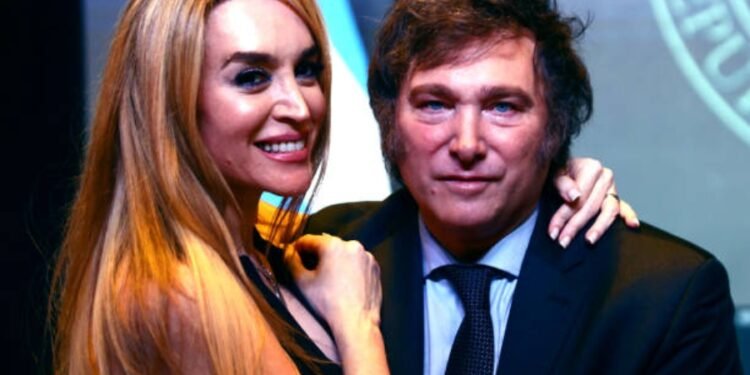 Fátima Florez deslumbró en el acto de la Embajada de Estados Unidos con “New York, New York”