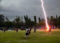 Tragedia en el fútbol tailandés: un jugador fallece tras ser alcanzado por un rayo durante un partido