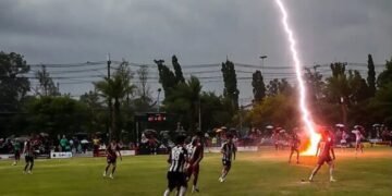 Tragedia en el fútbol tailandés: un jugador fallece tras ser alcanzado por un rayo durante un partido