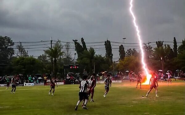 Tragedia en el fútbol tailandés: un jugador fallece tras ser alcanzado por un rayo durante un partido