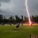 Tragedia en el fútbol tailandés: un jugador fallece tras ser alcanzado por un rayo durante un partido