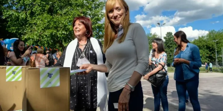 Fernández Sagasti impulsa un proyecto para el voto a distancia de legisladoras con embarazos de riesgo