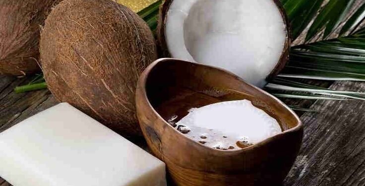 Preparar un eficaz limpiador casero con jabón de coco y bicarbonato: beneficios y recomendaciones