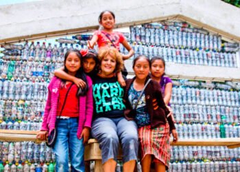 Construcción de una escuela con 8.000 botellas plásticas transformadas en ecoladrillos