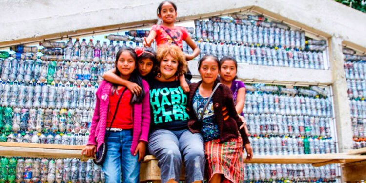 Construcción de una escuela con 8.000 botellas plásticas transformadas en ecoladrillos